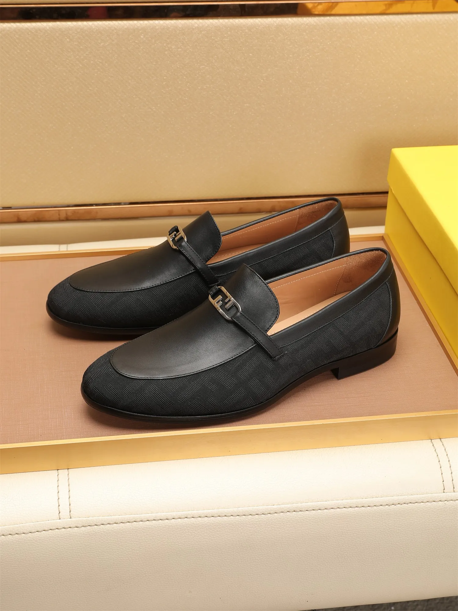 Men's shoes💰460 🕷🕷【FENDI】The latest men's formal leather shoes🇨🇳Classic series not to be missed💯The first layer is made of imported first-layer cowhide☘Original quality, the leather is smooth and delicate🎋Awesome version, perfect streamlined outline🍇Cowhide lining, size 38-44 (customized at 45.46)...